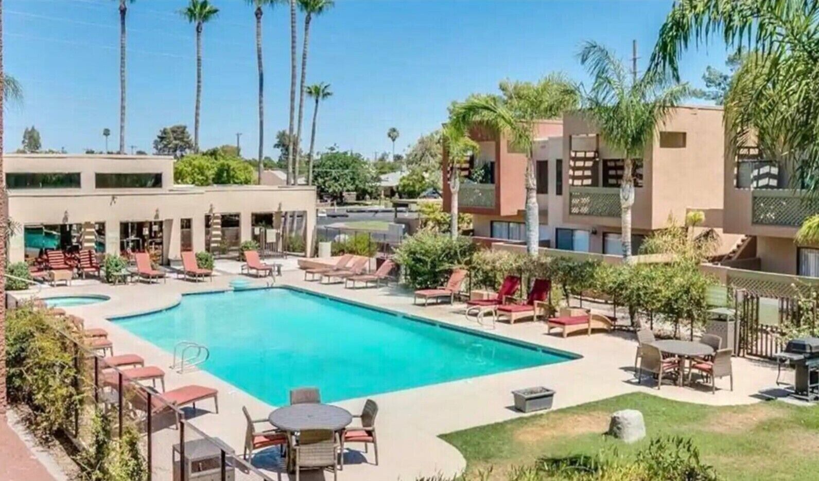 Old Town: Gym, Heated Pools, Office, Golf Course, Fireplace