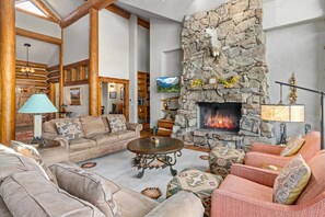 Fernseher, Kamin, DVD-Player, Bücher