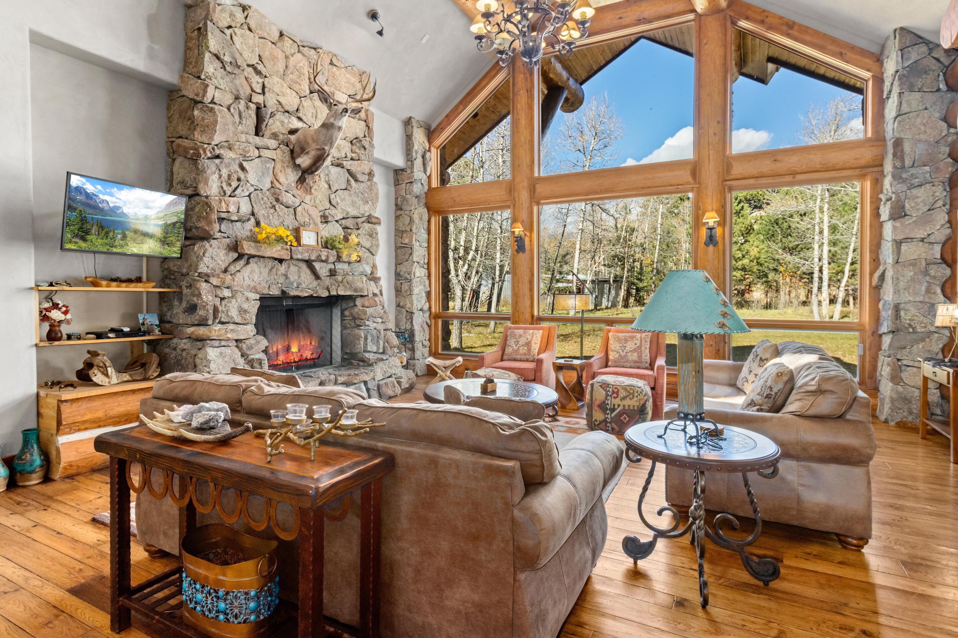 Televisie, een open haard, een dvd-speler en boeken