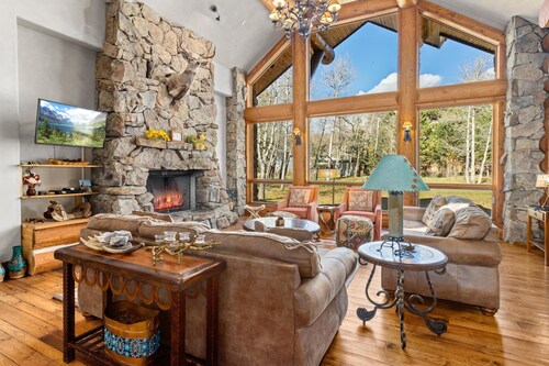 Forest Glen on the River - 3 bedroom log home with hot tub