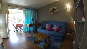 Télévision, lecteur de DVD, espaces bureaux