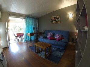 Een televisie, een dvd-speler en een kantoor