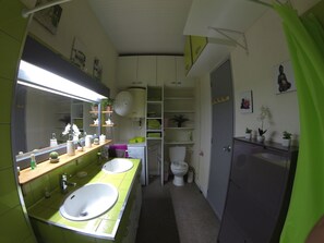 ヘアドライヤー、タオル、トイレットペーパー