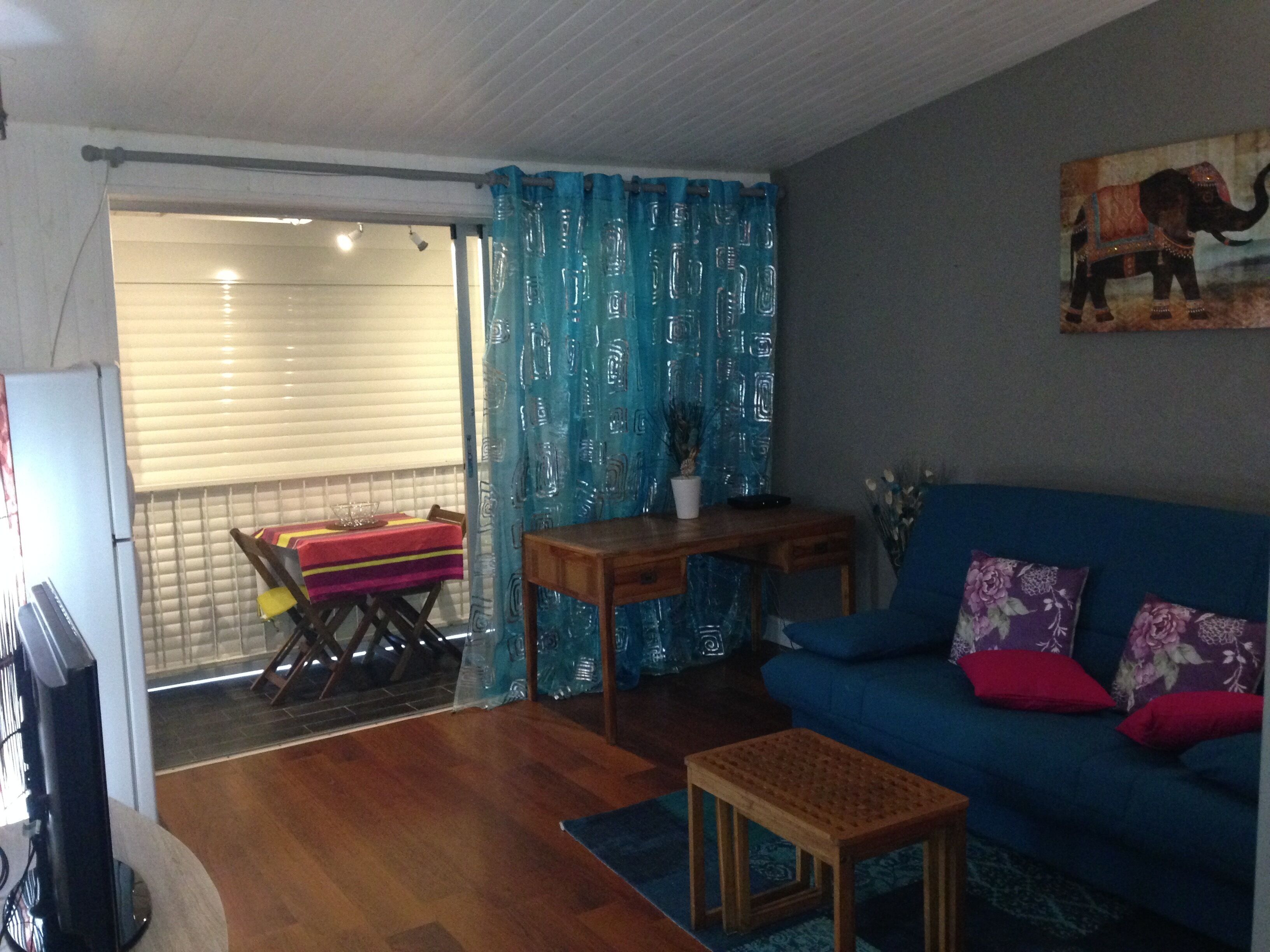 Télévision, lecteur de DVD, espaces bureaux