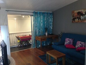 Een televisie, een dvd-speler en een kantoor