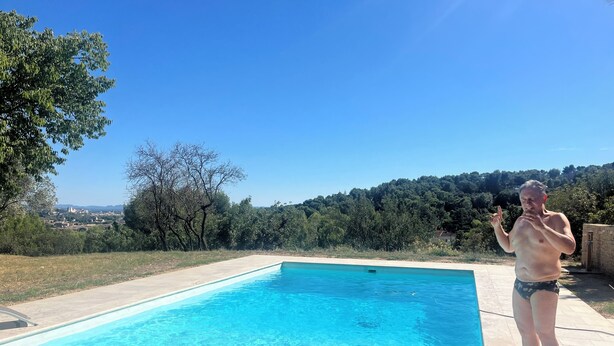 A swimming pool with clear blue water, surrounded by a garden and trees. - Family home, large pool – 15 min to Avignon (Villeneuve-Lès-Avignon)