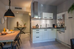 Kjøleskap, mikrobølgeovn, ovn og kokeplater