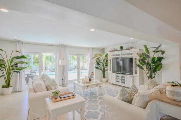 Smart TV, offices, printers - Tropical Paradise walking distance from the Beach, with amazing salt water pool. (Deerfield Beach)