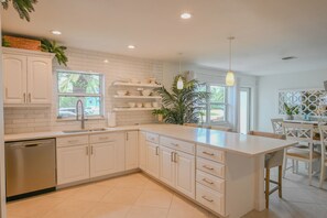 Fridge, microwave, oven, stovetop - Tropical Paradise walking distance from the Beach, with amazing salt water pool. (Deerfield Beach)