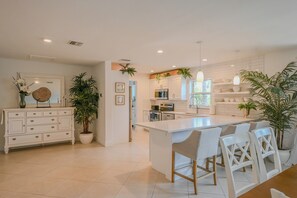 Fridge, microwave, oven, stovetop - Tropical Paradise walking distance from the Beach, with amazing salt water pool. (Deerfield Beach)