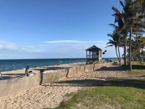 Perto da praia, espreguiçadeiras, toalhas de praia