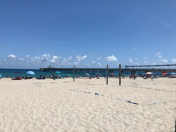 ビーチの近く、サンラウンジャー、ビーチタオル