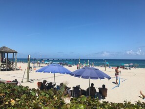 Beach nearby, sun loungers, beach towels - Tropical Paradise walking distance from the Beach, with amazing salt water pool. (Deerfield Beach)