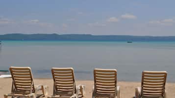Plage, chaises longues