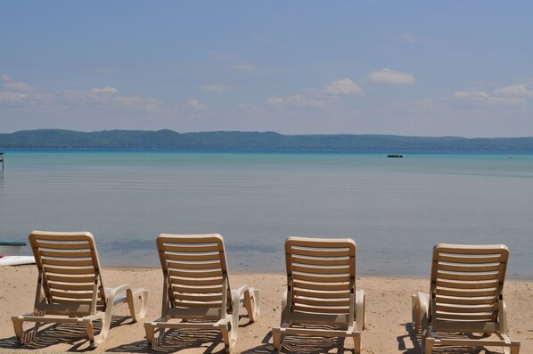 Sur la plage, chaise longue