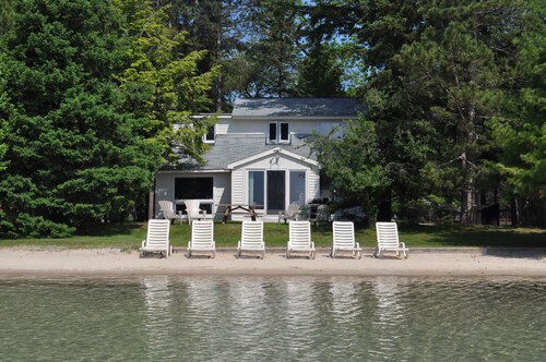 Rauhallinen Lakeside Villa iso Glen-järvellä. Upea näköala!