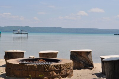 Peaceful Lakeside Villa On Big Glen Lake. Gorgeous Views!