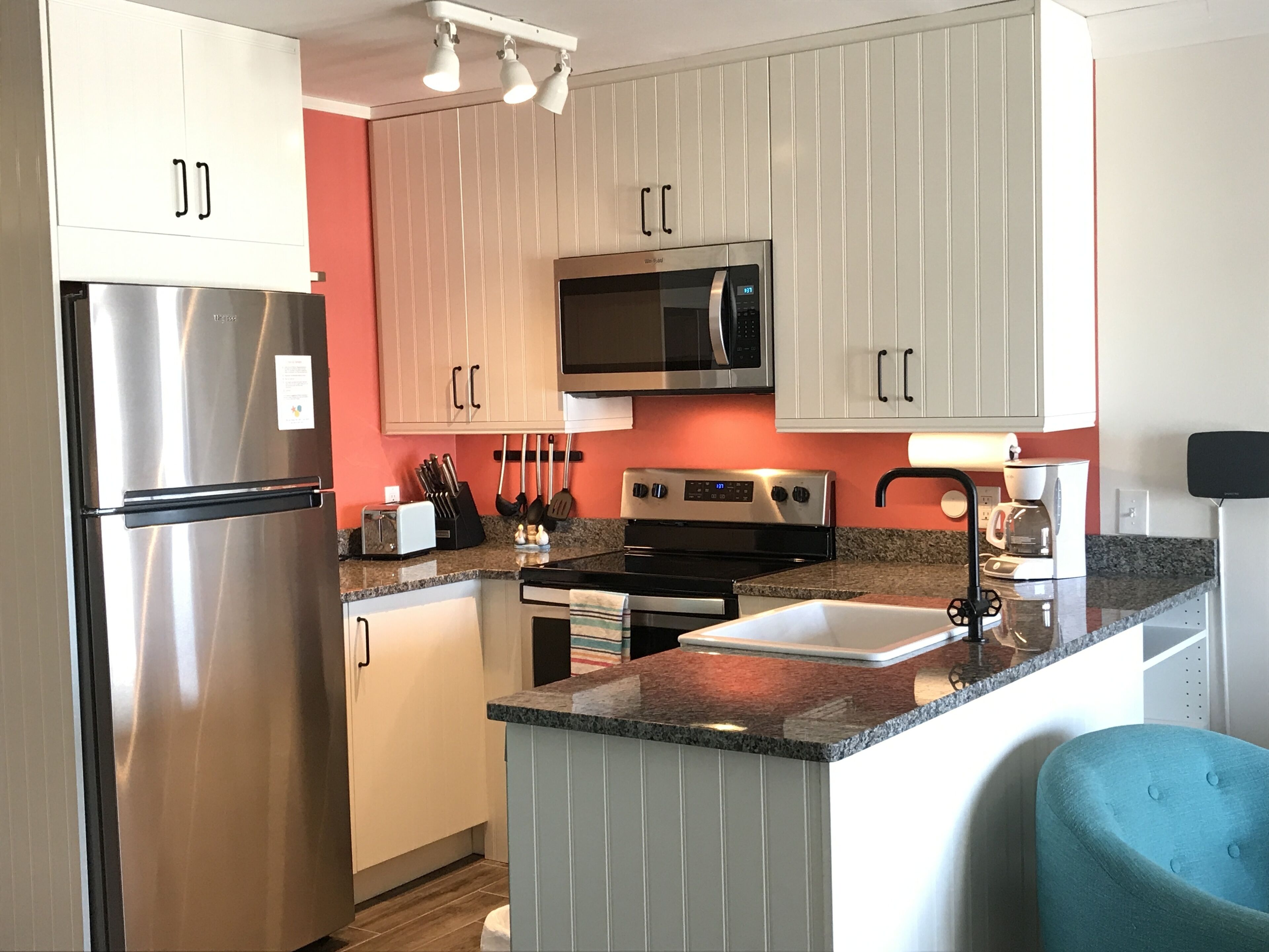 Shells In Your Pocket - Oceanfront Condo - Private Deck, Pool, Beach