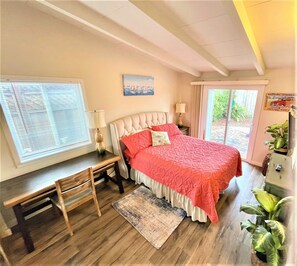 3 bedrooms, desk, WiFi, bed sheets