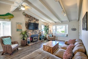 Smart TV, fireplace