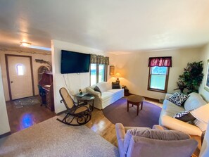 تلفزيون بشاشة مسطحة، مشغل دي في دي، كُتُب، ستيريو