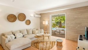 Una sala de estar moderna con sofá, mesa de centro y objetos decorativos.