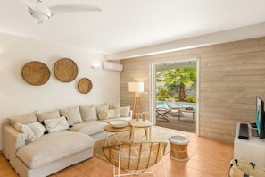 Un salon moderne avec un canapé, une table basse et des objets de décoration.
