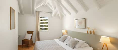 3 habitaciones, caja de seguridad en la habitación y escritorio