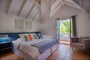 3 多间卧室、客房内保险箱、办公桌、熨斗/熨衣板