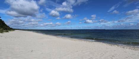 Vlak bij het strand, ligstoelen