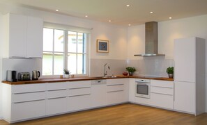 ثلاجة، فرن، موقد طهي مسطح، غسالة أطباق