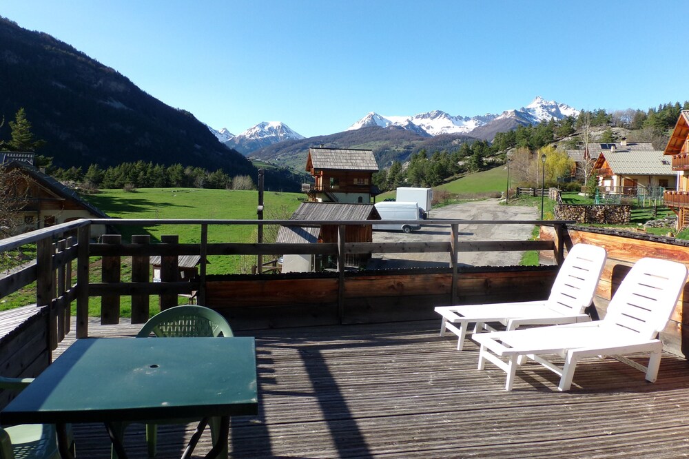 COZY LITTLE NEST with panoramic terrace in the protected Parc du Queyras