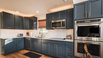 KylskÄp, mikrovÄgsugn, ugn och spishÀll