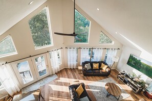 Televisio, pöytätennispöytä, stereot