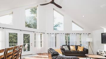 Tv, ett bordtennisbord och en stereo