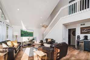 Télévision, table de tennis de table, chaîne hi-fi