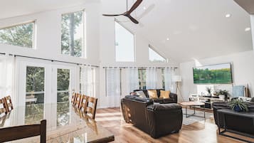 Tv, ett bordtennisbord och en stereo