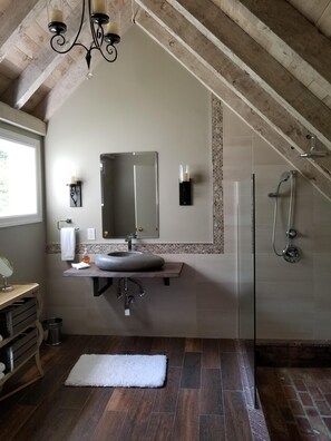 Badewanne, Haartrockner, Handtücher, Seife