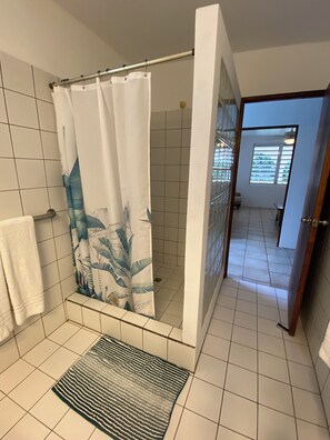 Haartrockner, Handtücher, Toilettenpapier