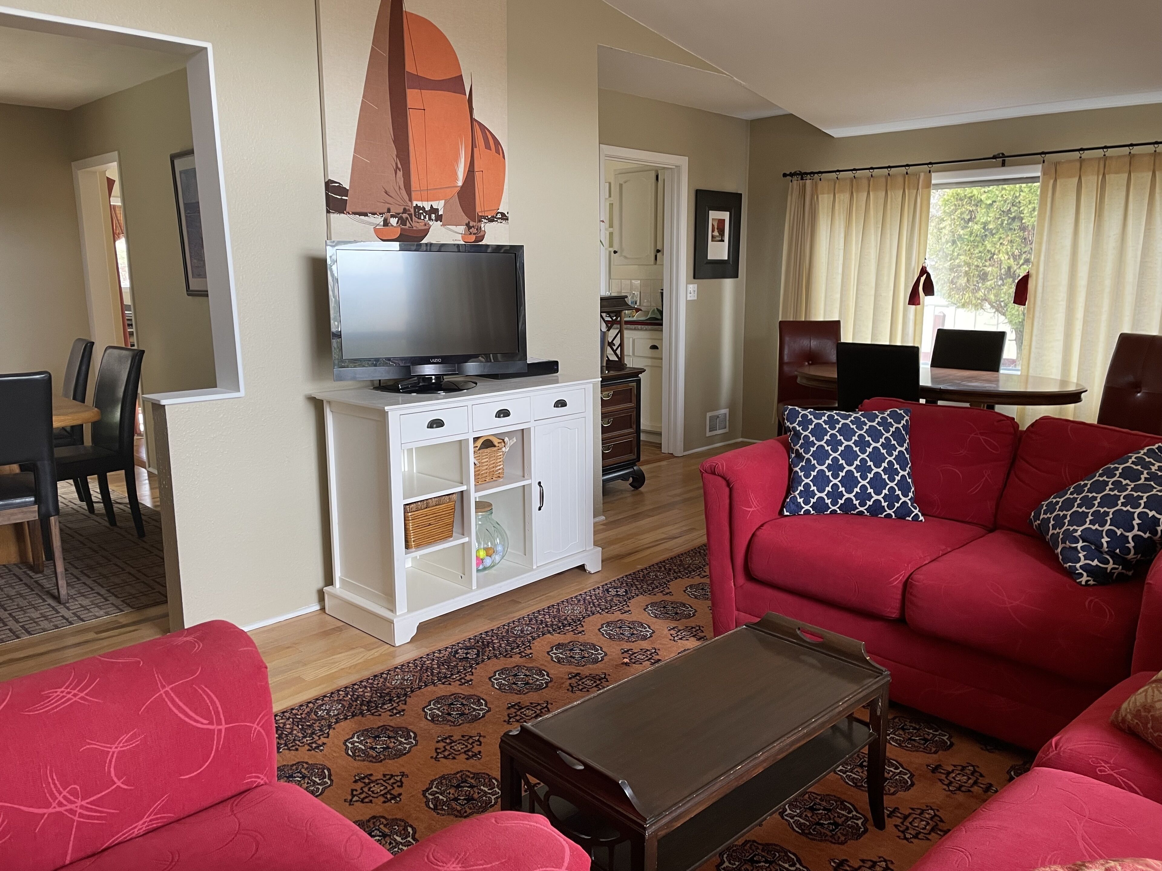 Peaceful, private, and safe retreat with beach access and central location