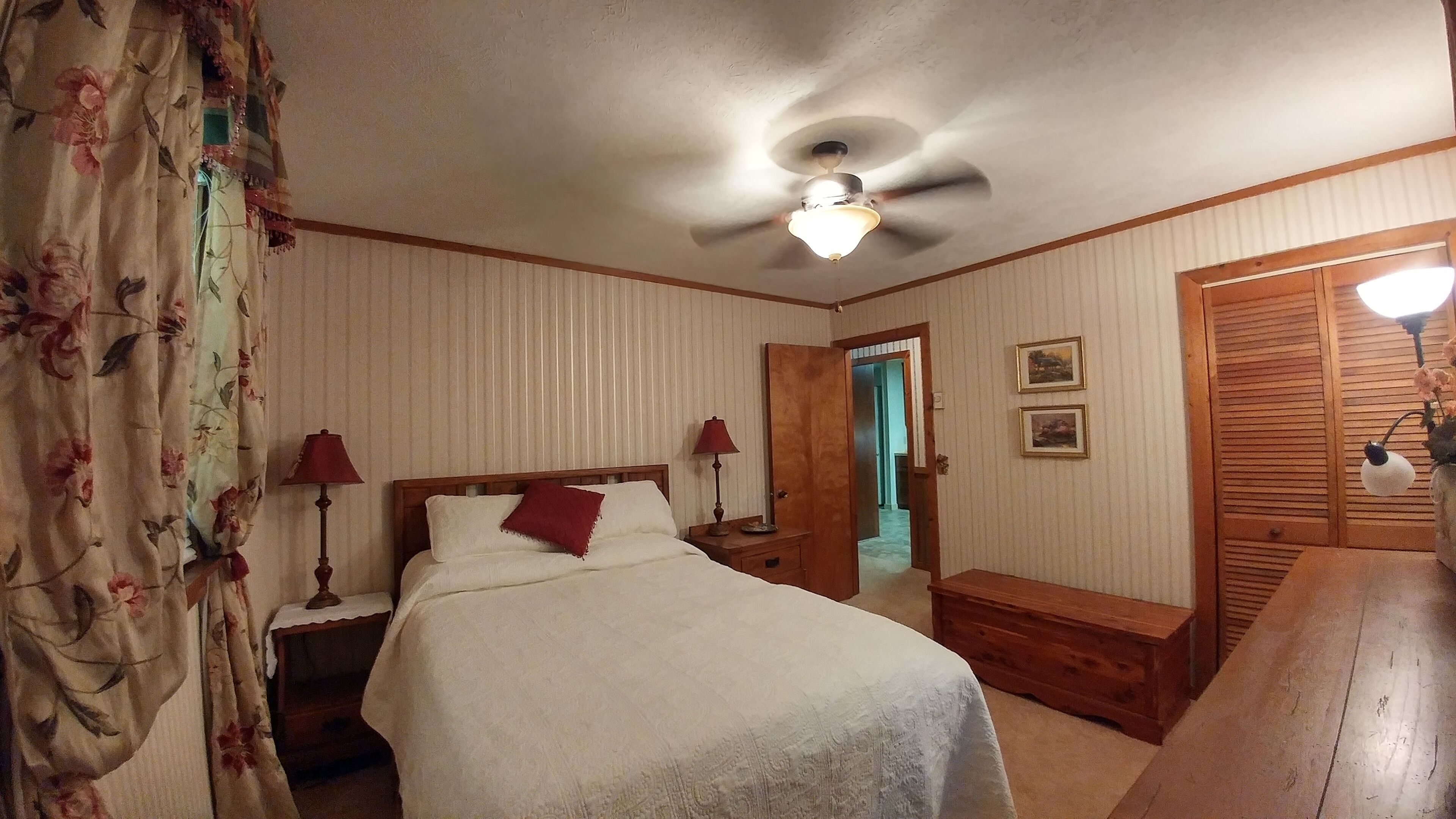 MOUNTAIN HOME 2 MILES TO BOONE ON HOWARDS CREEK, NEAR ASU, TWEETSIE, & SKIING