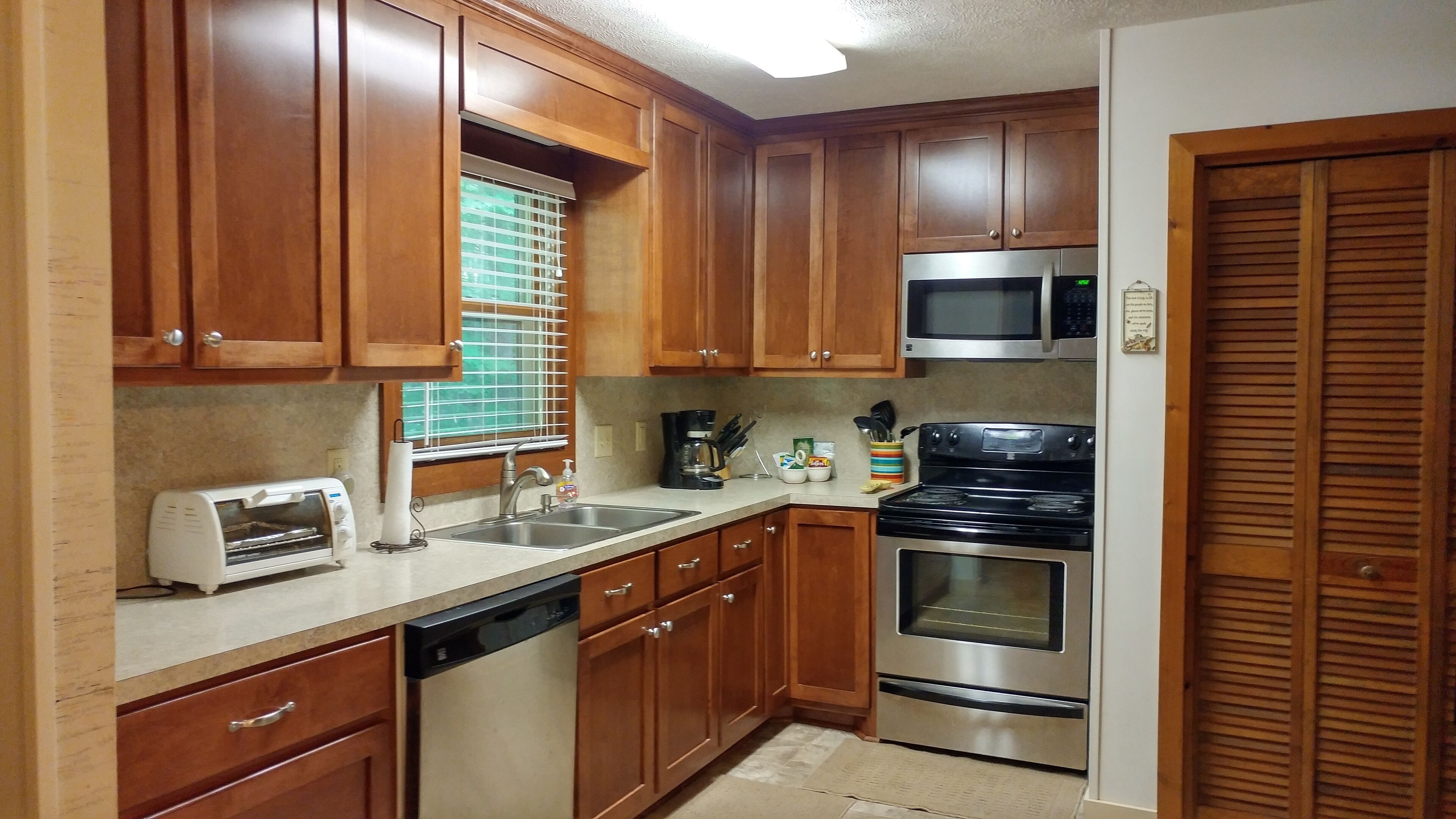 MOUNTAIN HOME 2 MILES TO BOONE ON HOWARDS CREEK, NEAR ASU, TWEETSIE, & SKIING