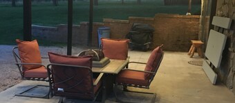 Landlige omgivelser i furuene som ligger ved foten av Black Hills