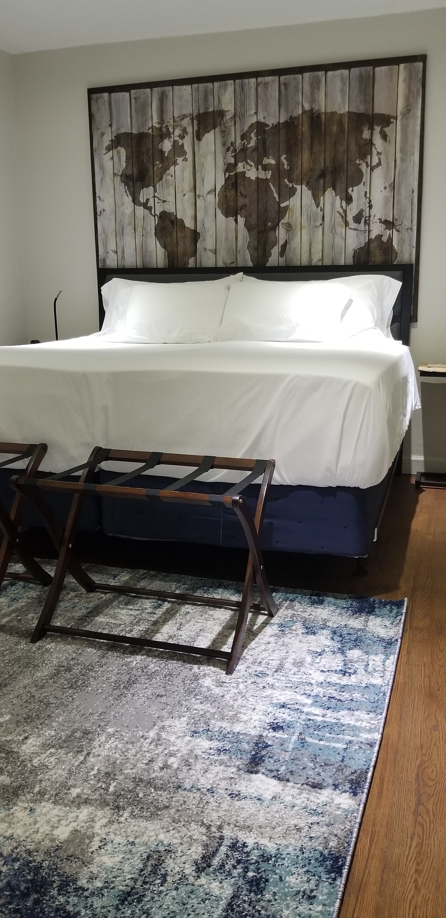 The Bungalow - 2 Bedroom Home Close to Everything