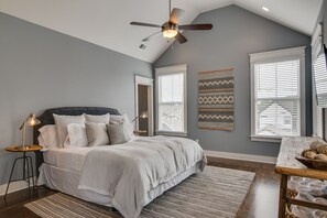 3 bedrooms, iron/ironing board, travel cot, WiFi - Nations Dream Home - Walk to food & drink! 10 mins from BRDWY! Family friendly!  (Nashville)