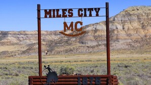 Ein Schild mit der Aufschrift 'Miles City, MT' und '1876', das den Stadtnamen und das Gründungsjahr angibt.