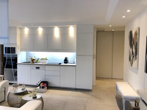 Private kitchen - Luxe Apartment 2brooms with 300m2 private garden brain new (Cannes)