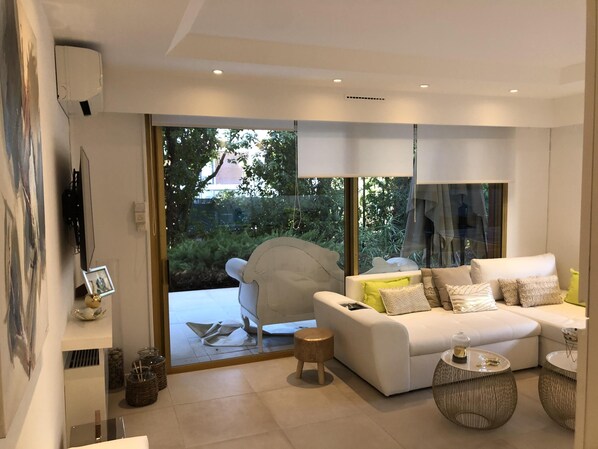 Living area - Luxe Apartment 2brooms with 300m2 private garden brain new (Cannes)