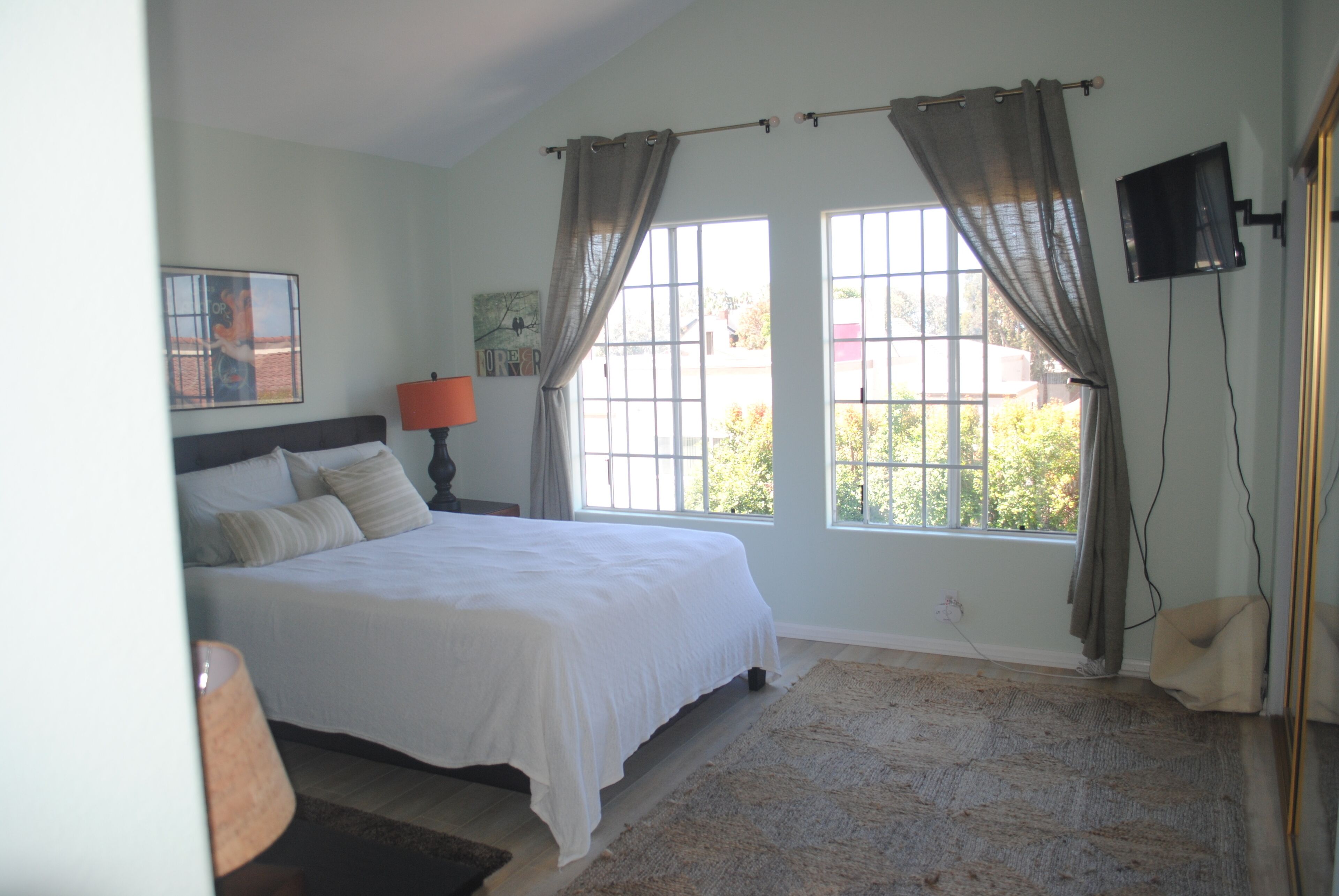 SPACIOUS 2 BEDROOM BEACH HOUSE, WALK TO EVERYTHING!!