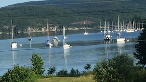 A marina with multiple sailboats docked. - Caron Hideaway - Lakefront House - Private Pool and Beach (Willsboro)